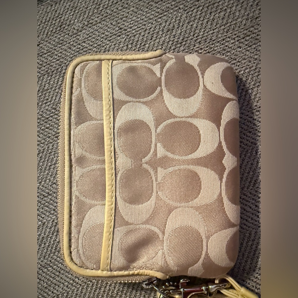 Coach Poppy Beige Wristlet with Dark Silver Patch - Picture 8 of 12